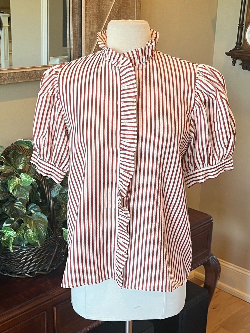 Avara entro Red and White Striped Ruffle-Trim Puff Sleeve Blouse